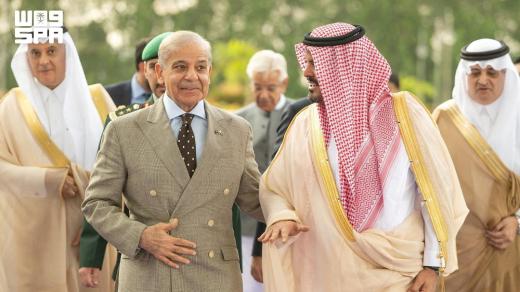 Pákistánský premiér Šehbáz Šaríf se zástupcem guvernéra regionu Mekky, princem Saúdem bin Mišálem bin Abdulazízem