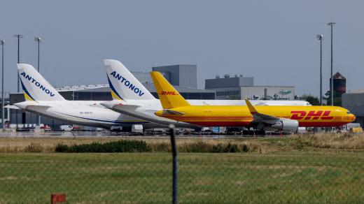 Nákladní letadlo společnosti DHL a ukrajinská nákladní letadla typu Antonov na letišti Lipsko/Halle v Německu