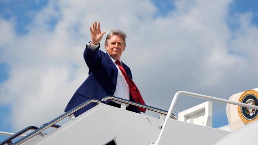 Americký prezident Donald Trump nastupuje na palubu letadla Air Force One