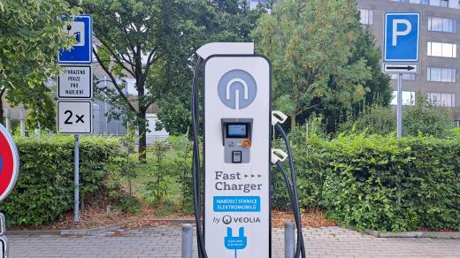 Řidiči elektromobilů budou mít na olomouckých sídlištích k dispozici veřejné dobíjecí stanice