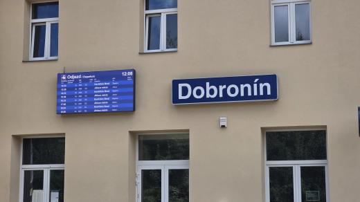 Po rekonstrukci nádraží v Dobroníně chybí pamětní deska