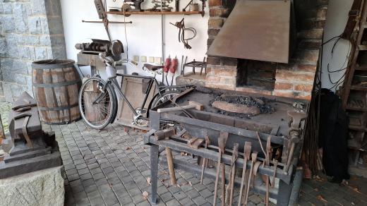 Součástí venkovní expozice je také kovářská dílna