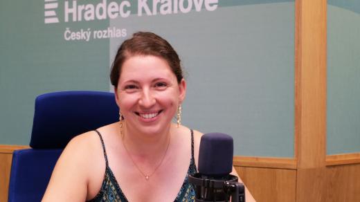 Michaela Váňová ve studiu Českého rozhlasu Hradec Králové