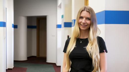 Natálie Poděbradská ve studiu Českého rozhlasu Hradec Králové