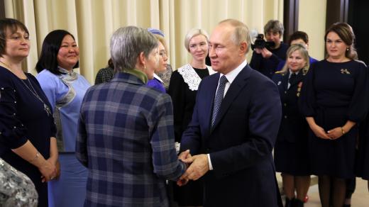 Ruský prezident Vladimir Putin se setkal s matkami vojáků bojujících ve válce proti Ukrajině (25. listopadu 2022)