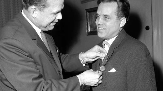 Místopředseda výboru pro kulturu a informace Miloslav Brůžek při předávání státního vyznamenání herci Antonínu Jedličkovi