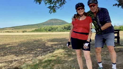 Marie Tomsová s manželem Milošem na výletu pod Řípem