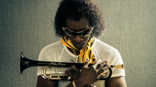 Don Cheadle jako Miles Davis ve snímku Miles Ahead
