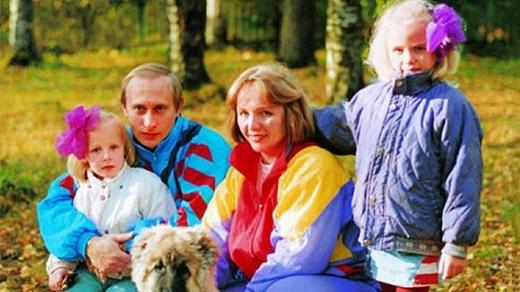 Vladimir Putin s manželkou a dcerami (snímek pochází z první poloviny 90. let)