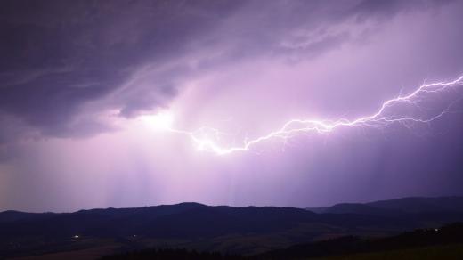 S prvními kapkami zmizet. Jiří Kouřil se fotografování bouřek věnuje téměř 20 let