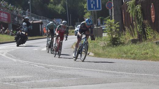 Závodníci Czech Tour 2026 pod Ještědem