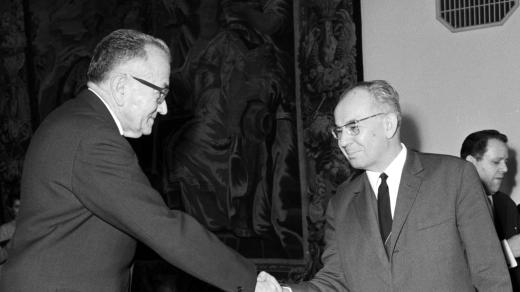 František Bláha jako nejstarší poslanec Sněmovny národů. Do jeho rukou skládá poslanecký slib Gustáv Husák, leden 1969