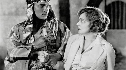 Rudolph Valentino a Agnes Ayersová ve filmu Šejk (1921)
