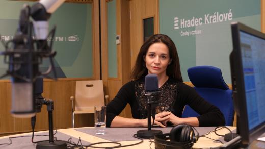 Adéla Víchová Ronešová ve studiu Českého rozhlasu Hradec Králové