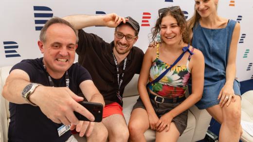 Letní filmová škola 2026, FAMU80, děkan David Čeněk a absolventi Nora Štrbová a Alan Sýs. Moderátorka Agáta Hrnčířová