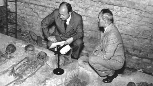 Ilustrační foto (natáčení reportáže v podzemí Pražského hradu, 1939)