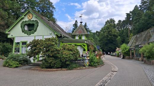 Budova cukrárny Čapí hnízdo ve spodní části Zoo Liberec