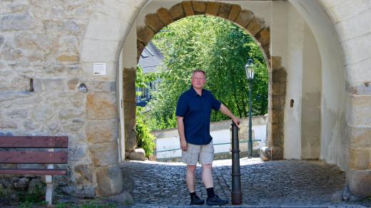 Cestovatel Marek Řeháček u vstupu do historické části johanitské komendy v Českém Dubu