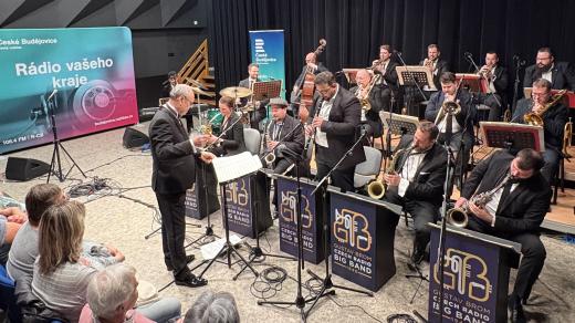 Rozhlasový Big Band Gustava Broma ve studiovém sále Českého rozhlasu České Budějovice