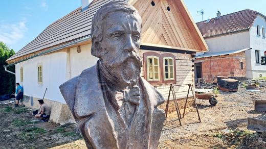 Práce na rekonstrukci Zvonařovy rodné chaloupky jsou v plném proudu