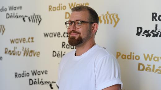 Už sis našel holku? Společnost očekává, že budeme hetero a cis. Jak poznat, že jsem queer?