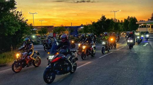 Přivez první kapku krve na mašině! Charitativní noční jízda motorkářů lanaří nové prvodárce krve