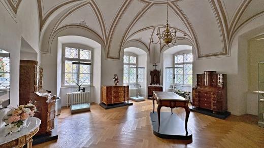 Stylizovaná expozice s vzácným barokním nábytkem v místnostech, kde kdysi bydlelo služebnictvo