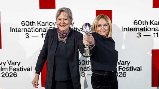 Režisérka Helena Třeštíková a zpěvačka Bára Basiková s diváckou cenou za časosběrný dokument na festivalu v Karlových Varech