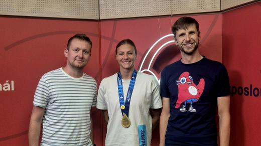 Plavkyně Barbora Seemanová s moderátory Radiožurnálu Sport