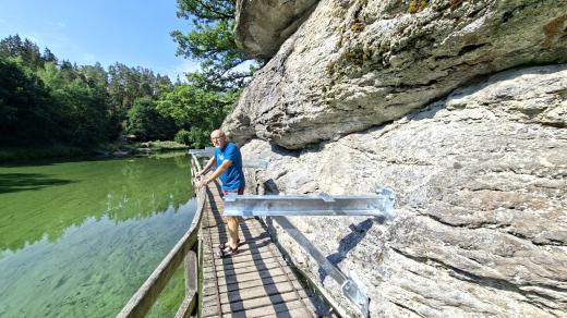 Oprava visuté lávky na Stezce údolím Lužnice nedaleko Bechyně na Táborsku, na snímku předseda bechyňského Klubu českých turistů Petr Chaloupek