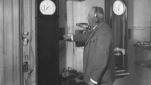 Časové znamení v roce 1939: přístroj u časomíry s obsluhou