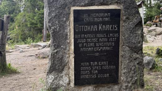 Pomník Ottokara Kareise na hrázi Prášilského jezera
