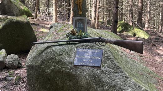 Památník v místě, kde byl Emil Anton Lamberg smrtelně zraněn