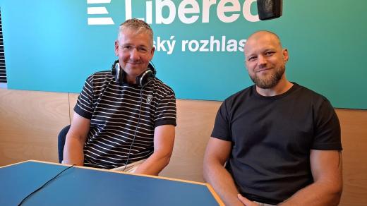 Moderátor Zdeněk Kupka a jeho host, trenér bojových sportů Jaroslav Musil v Setkání u mikrofonu
