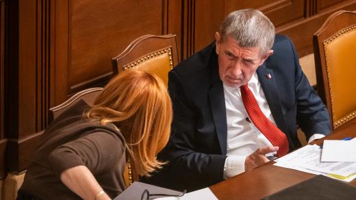 Premiér Andrej Babiš (ANO) se baví s ministryní financí Alenou Schillerovou (ANO) ve Sněmovně