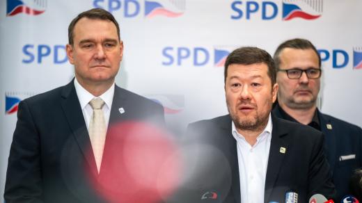 Předseda SPD a Poslanecké sněmovny Tomio Okamura (uprostřed) vystoupil na tiskové konferenci před schůzí Sněmovny. Vlevo je místopředseda SPD a předseda poslaneckého klubu SPD Radim Fiala, vpravo poslanec Tomáš Doležal