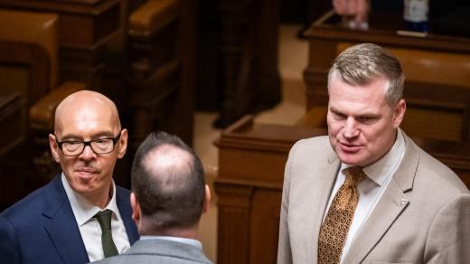 Ministr kultury Oto Klempíř a poslanec Filip Turek (vpravo, oba Motoristé) na schůzi Sněmovny