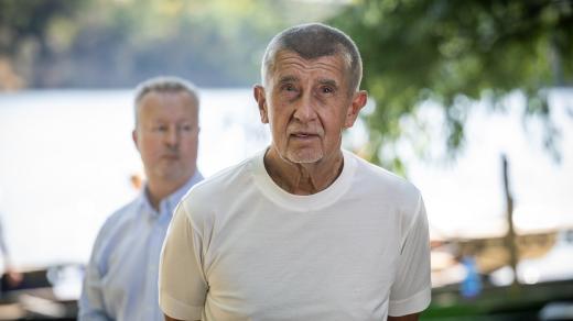 Premiér Andrej Babiš při návštěvě Slapské přehrady, v pozadí hejtman Ústeckého kraje a dřívější ministr životního prostředí Richard Brabec