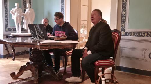 Richard Šulko při vystoupení na zámku ve Štědré na Karlovarsku