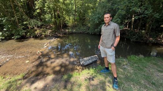 Hydrolog Oldřich Rakovec z České zemědělské univerzity u Únětického potoka