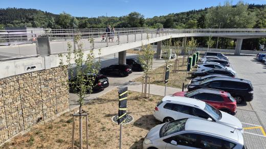 Lidé kroutí hlavou nad novými parkovišti mezi brněnským výstavištěm, arénou a koupalištěm Riviéra. Při jejich navrhování zřejmě nikdo příliš nemyslel na chodce.