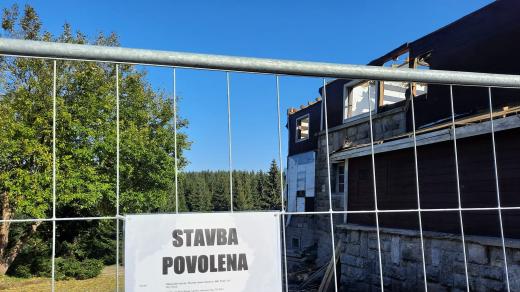 Úřady demolici a následnou výstavbu hotelu povolily