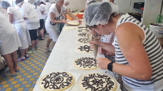 Bořická pekárna peče koláče na Chodské slavnosti