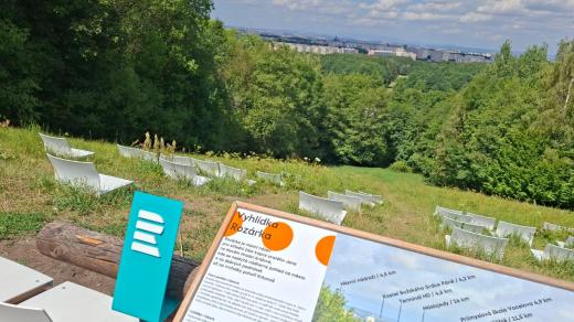 Umění jako součást běžného života, můžete si na něj i sednout. Festival Landscape v Hradci Králové