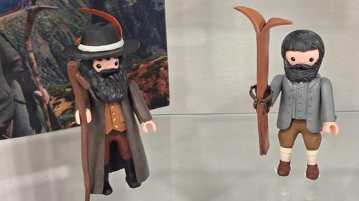 Zvláštností harrachovské expozice jsou dvě neprodejné figurky z dílny historika a modeláře Miroslava Svobody