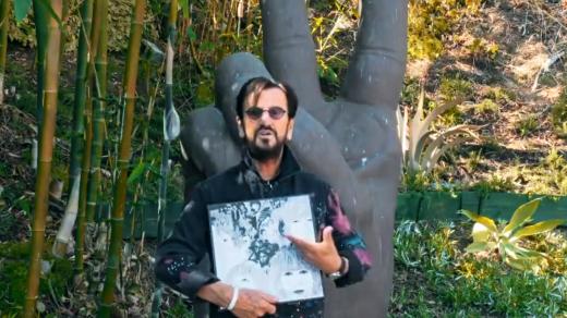Ringo Starr s albem Revolver od Beatles
