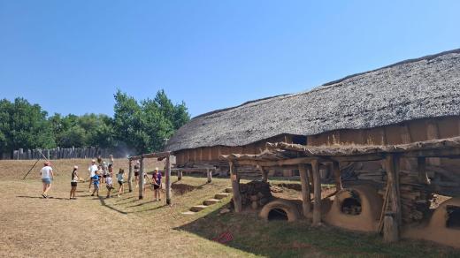 Děti vyměnily mobily za hlínu a kameny! Archeopark pravěku je zavedl do pozdní doby kamenné