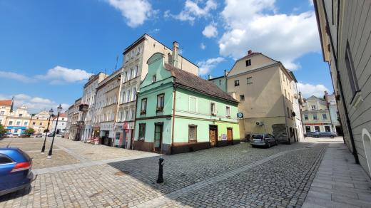 Špalíček domů uprostřed Paczkówského náměstí