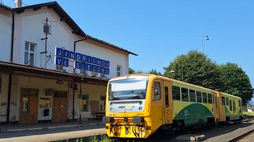 Kvůli výluce proto České dráhy vyslaly do pohraniční náhradní autobusy, které vyjíždějí z Jindřichova ve Slezsku