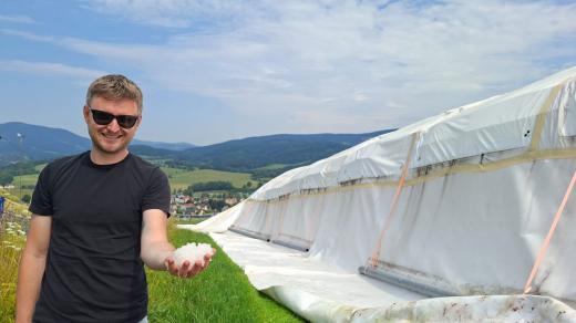 V Mladých Bukách si starý sníh schovali pod izolační plachtu na budoucí sezónu